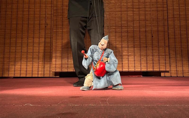 泉州西街开元寺旁提线木偶戏台小沙弥下山演出现场