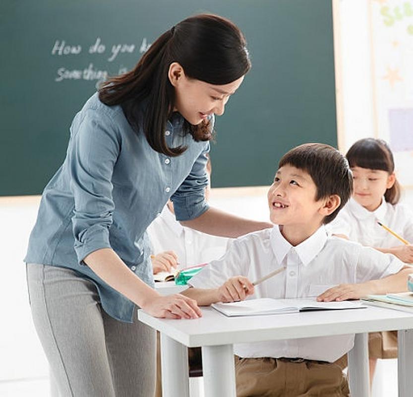 中小学teacher课后服务辅导学生场景