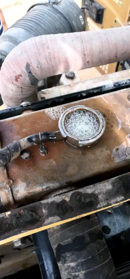 汽车缸体水套气阻副水壶冒泡实拍