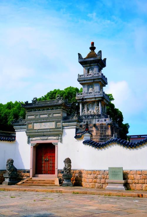 普陀山普济寺黄墙黛瓦古建石阶景观
