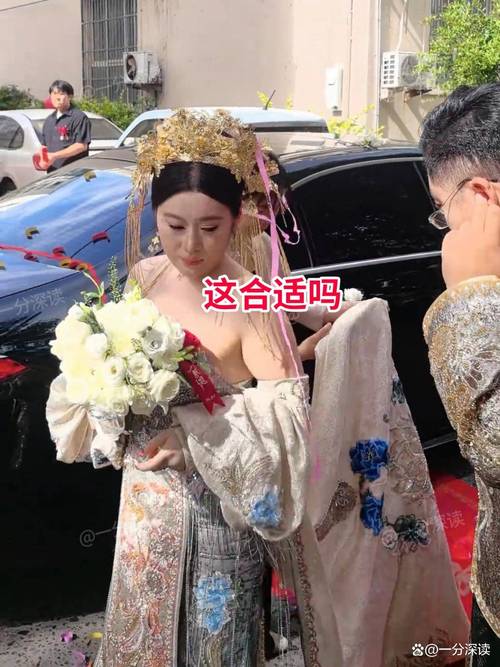 新娘试穿深V婚纱尴尬抓胸口