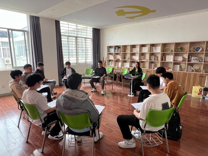 辅导员与学生讨论升学规划