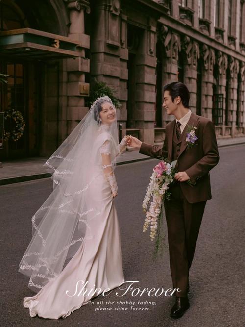 上海外滩源街拍英伦复古婚纱