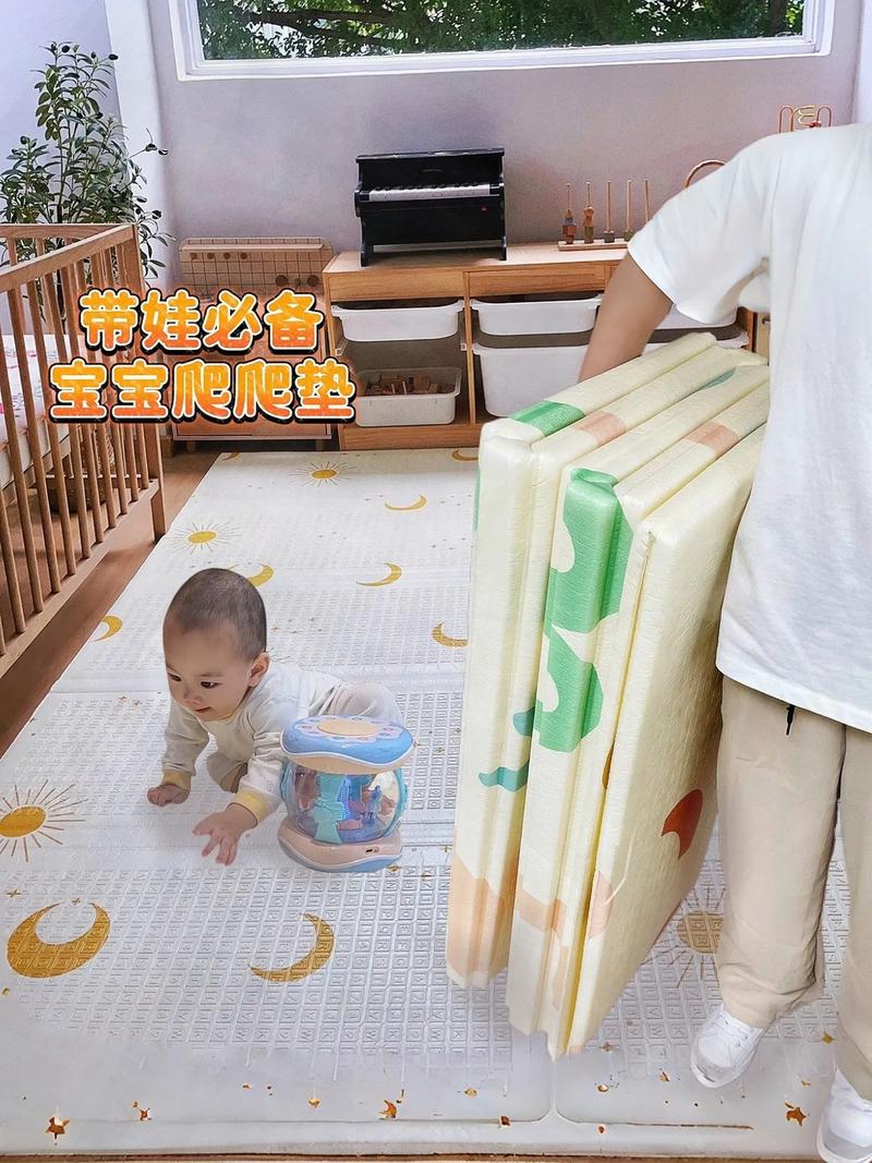 0-3岁宝宝在爬行垫上翻看触摸绘本特写