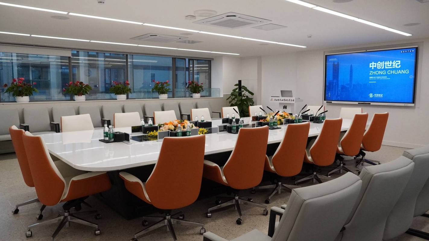 公关危机处理模拟会议室场景