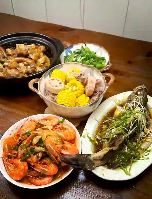 餐馆四人桌合理搭配菜品实拍图