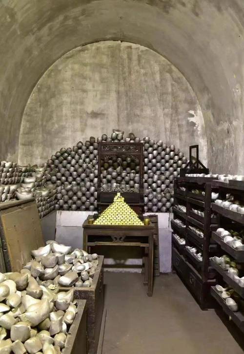 文玩店铺地下仓库藏匿出土文物现场照片