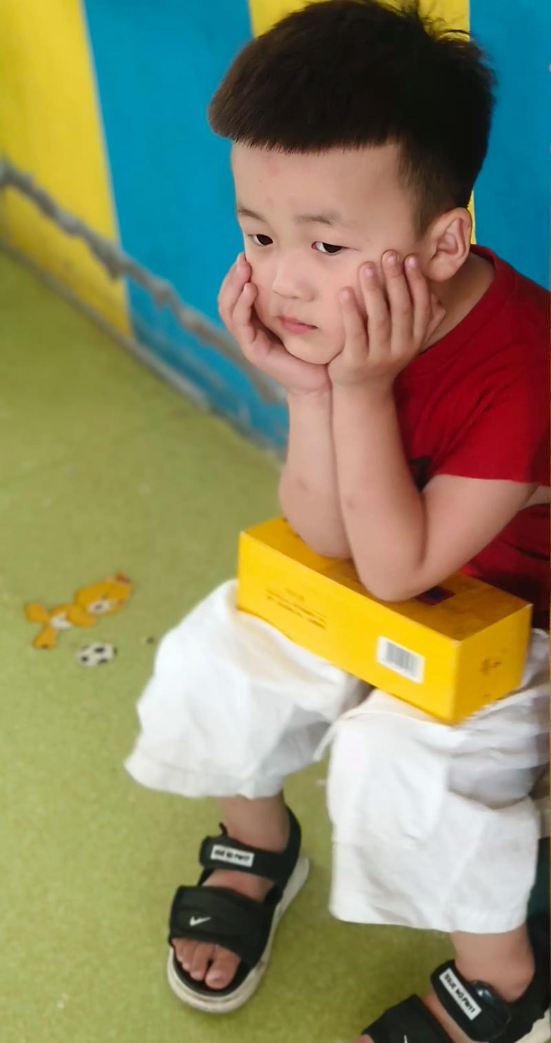 幼儿园孩子独自在角落发呆