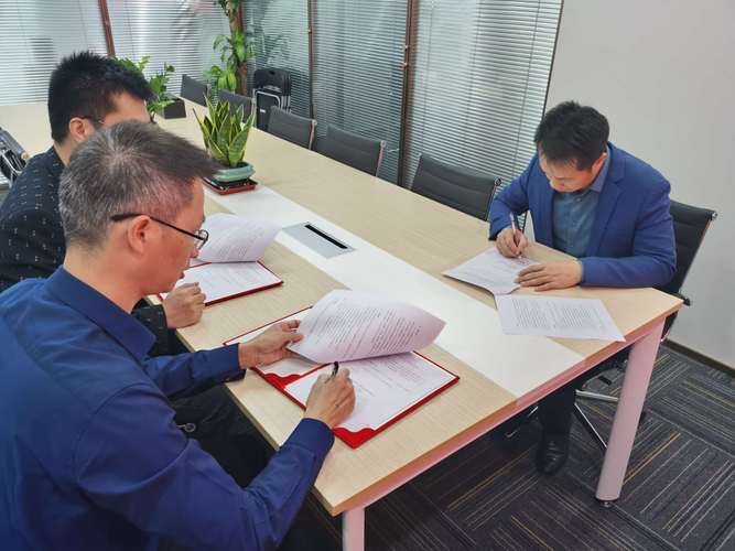 企业师徒制配对签字的内部会议现场