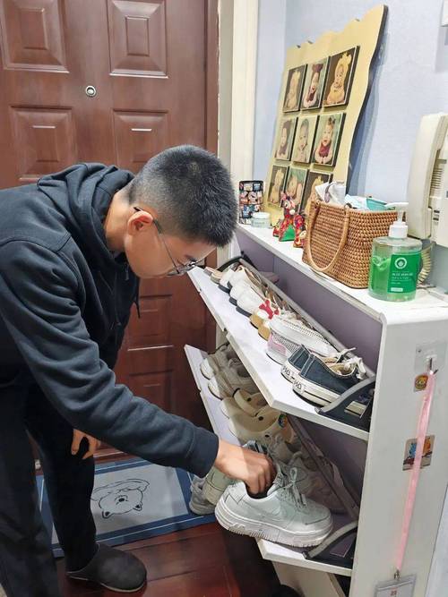 八岁男孩帮爸爸整理工业车间工具柜