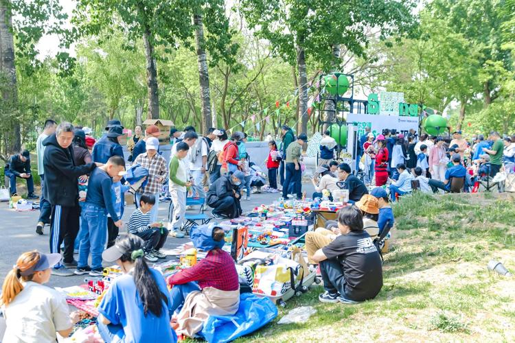 城市二手市集上交换衣物的普通人