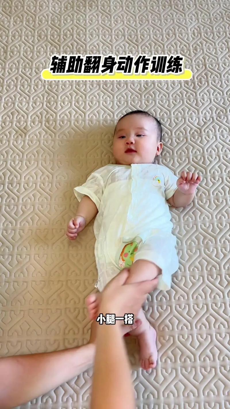 爸爸用手机俯拍宝宝在地垫上努力翻身