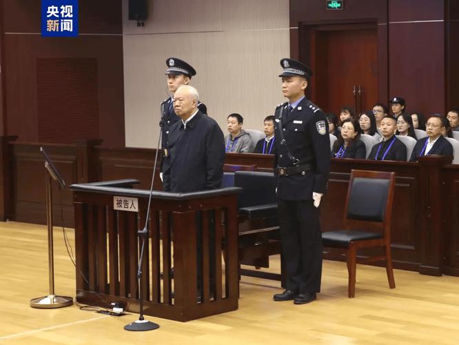 被告人独自站在空荡荡的刑事法庭被告席上面对法官