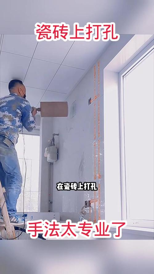 装修师傅在瓷砖墙面打孔安装全身镜施工现场