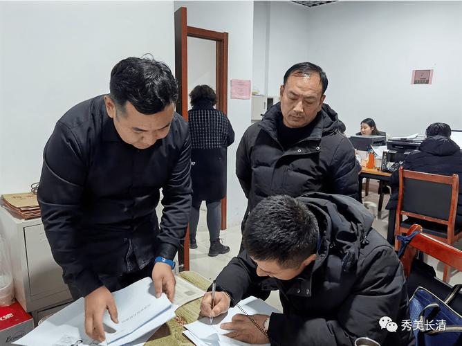 北京拆迁律所接待当事人时核对征收文件的场景