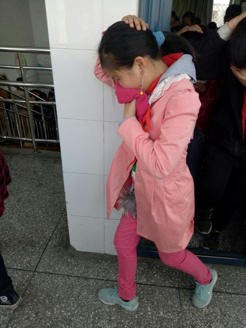 家长站着指责低头攥衣角的小学生 小区楼下实拍