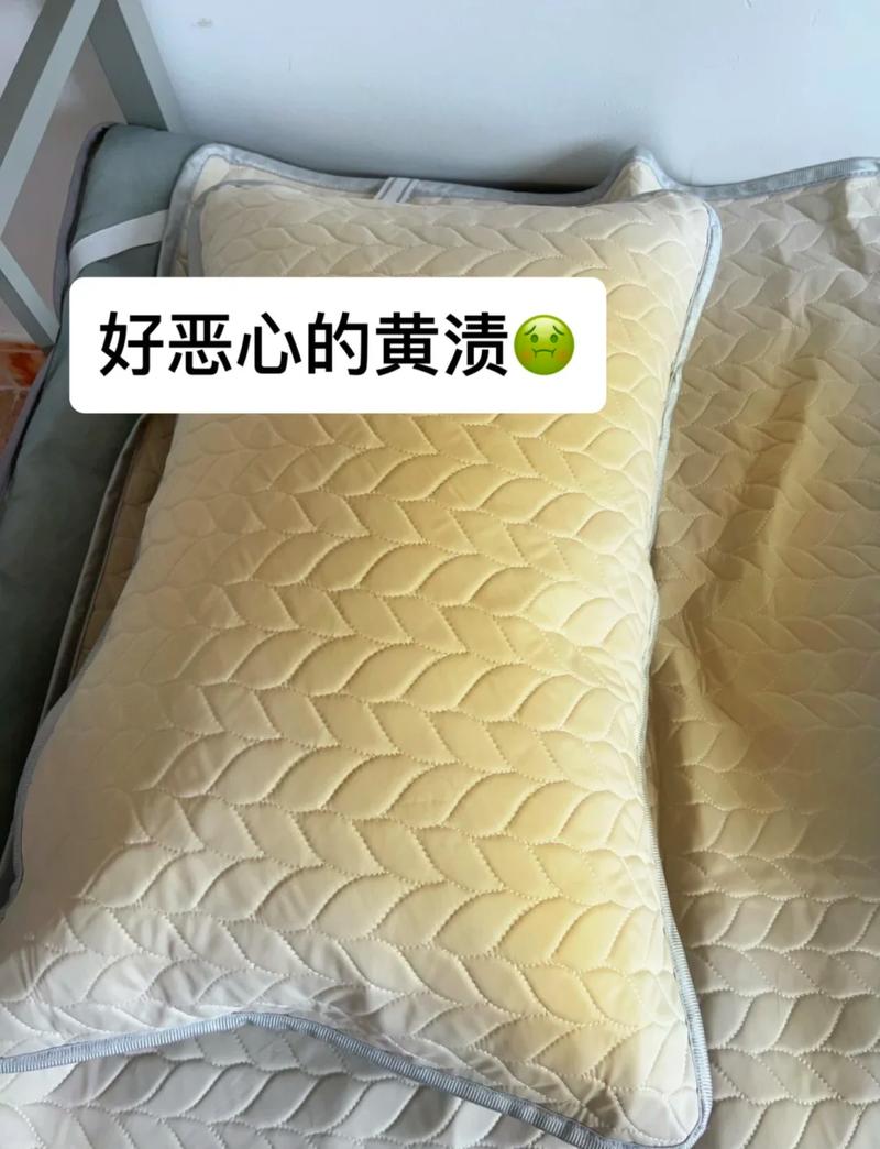长期未洗的发黄枕芯特写图片