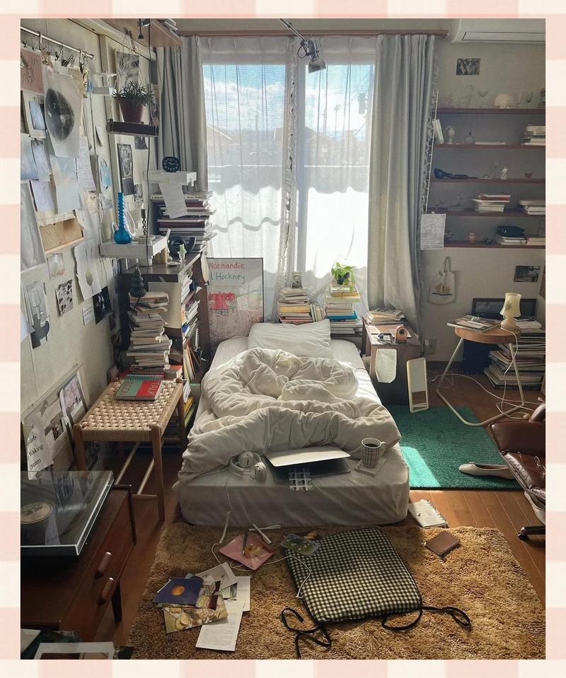 都市出租屋杂乱卧室堆积物品实拍图