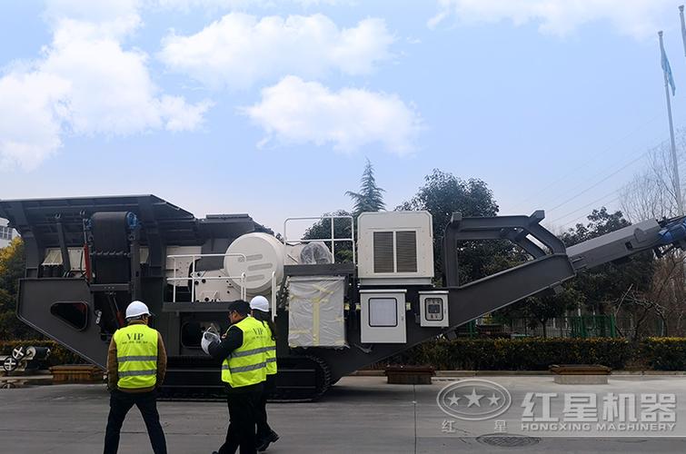 客户在移动破碎站厂家试机平台实地考察