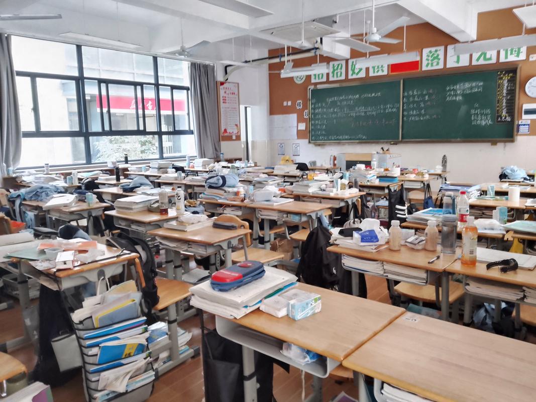 高中生教室围坐讨论网店选品方案