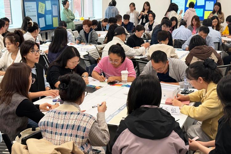 项目式学习学生公共问题调研讨论现场