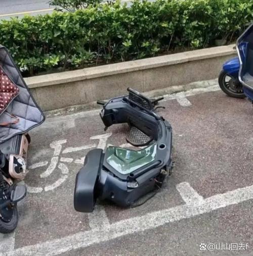 小区露天停车场被盗电瓶车现场照片