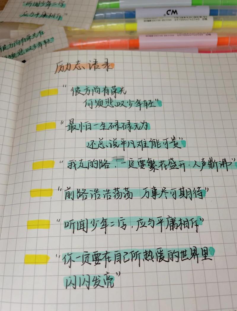 内容创作者对着爆款笔记逐字抄文案的桌面实拍图