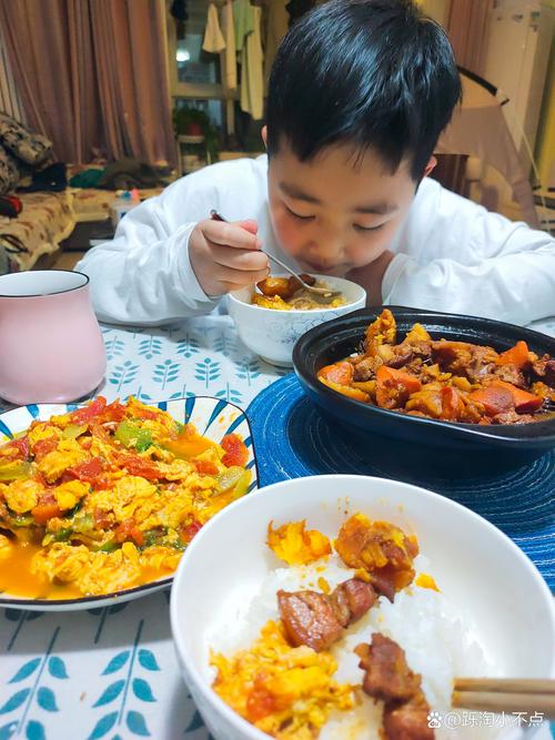 家庭晚餐孩子低头扒米饭场景