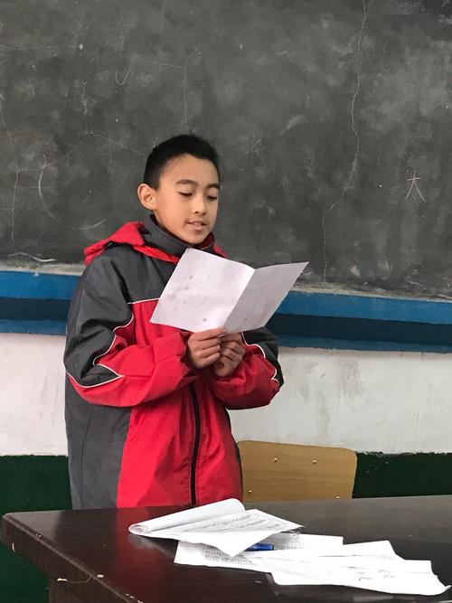 小学楼道里攥着演讲稿的小男孩背影
