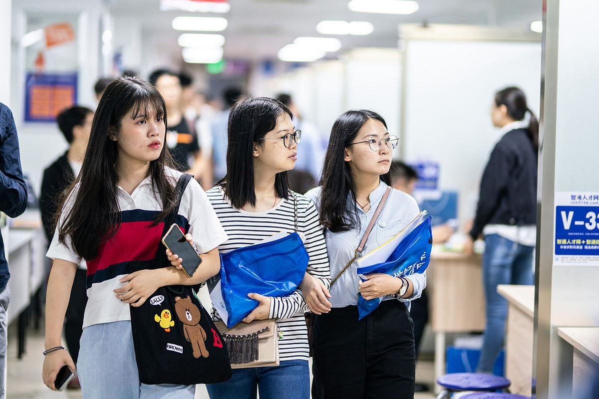 留学生回国求职面试场景,焦虑等待