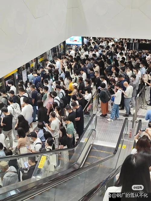 阿勒泰地铁拥挤实拍