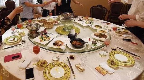 朋友聚餐大家把手机叠放在桌子中央