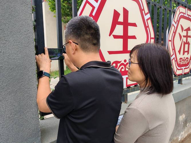 家长围在学校门口看划片公示栏焦虑场景