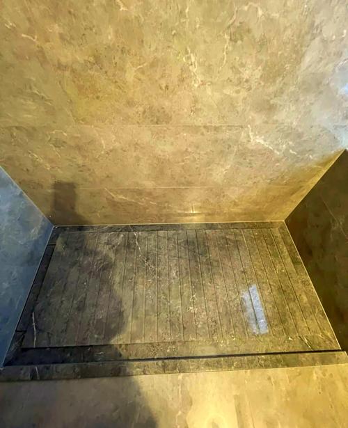 瓦工预埋淋浴房石基施工现场照片