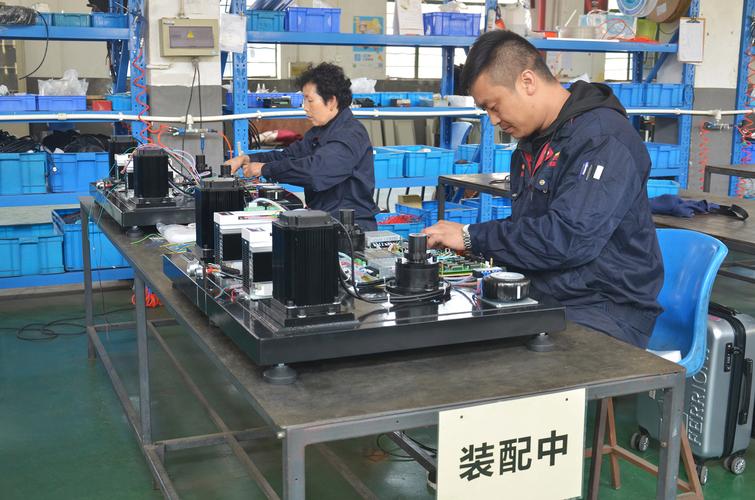 车间装配组工人调整直线导轨间隙现场