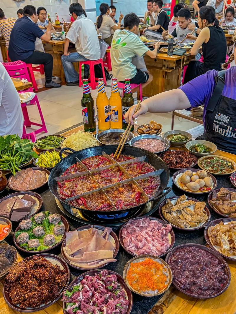 重庆老火锅店嬢嬢上菜场景