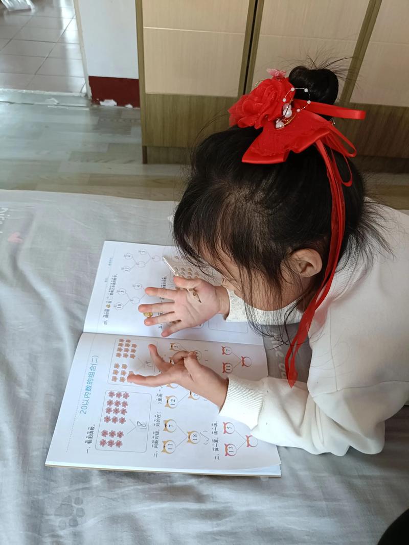儿童掰手指算算术近距离特写