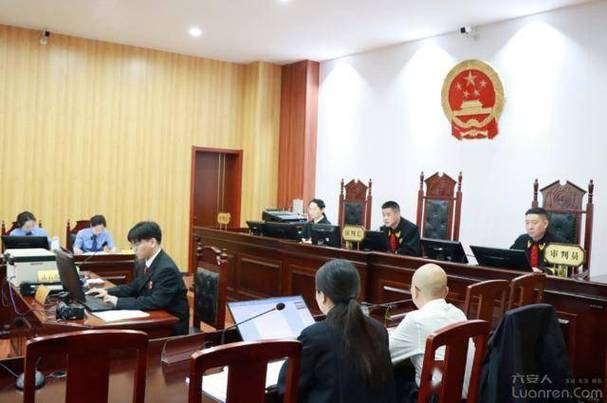拆迁补偿纠纷法院庭审现场