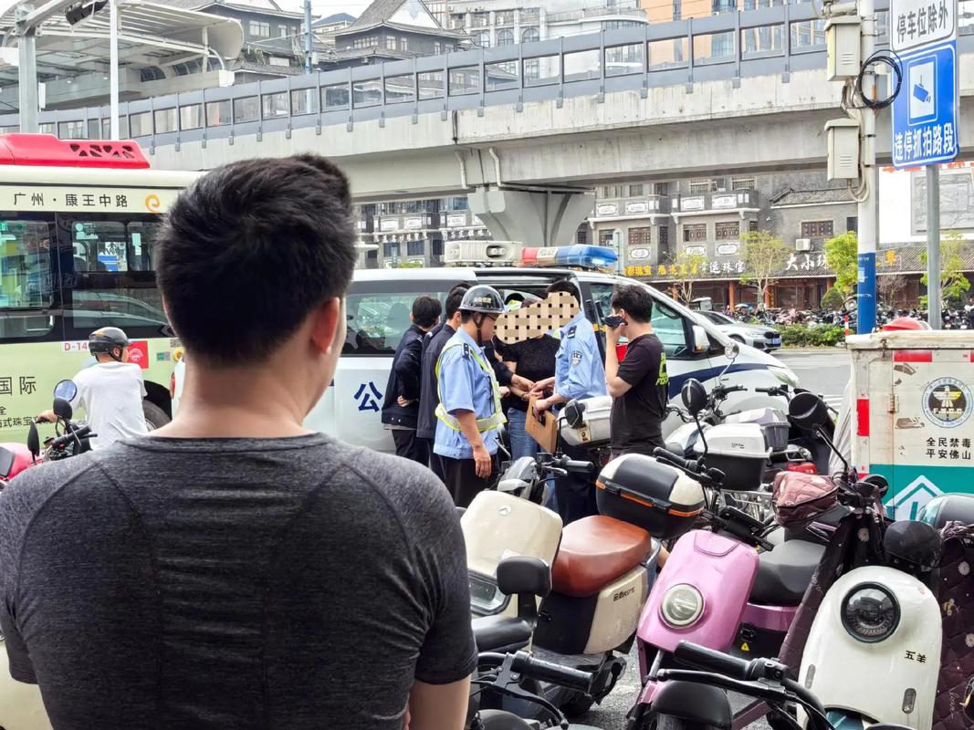 为什么你拍的设备合影总像“嫌犯指认”?