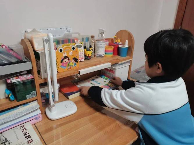 小学低年级学生整理书桌劳动实践现场