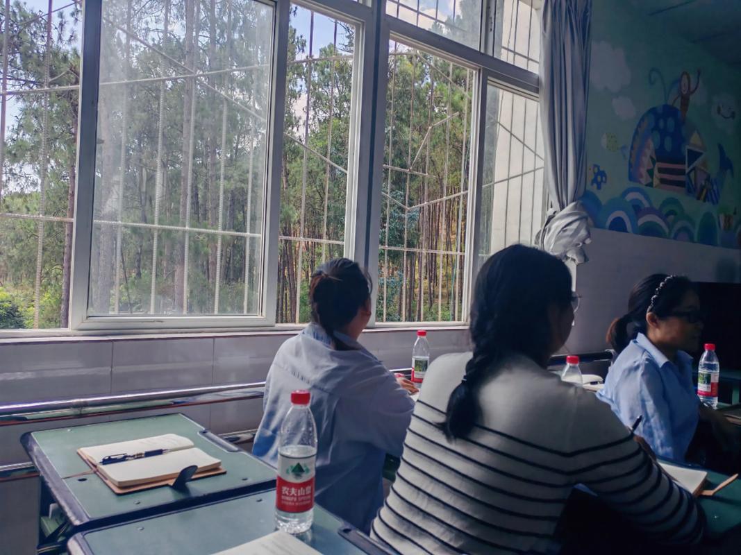 高中教室学生课间起身眺望窗外校园实拍