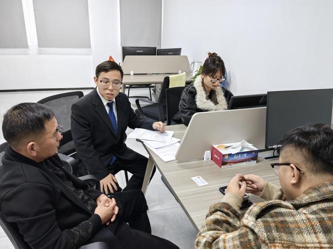 北京离婚律所律师繁忙讨论案件实景