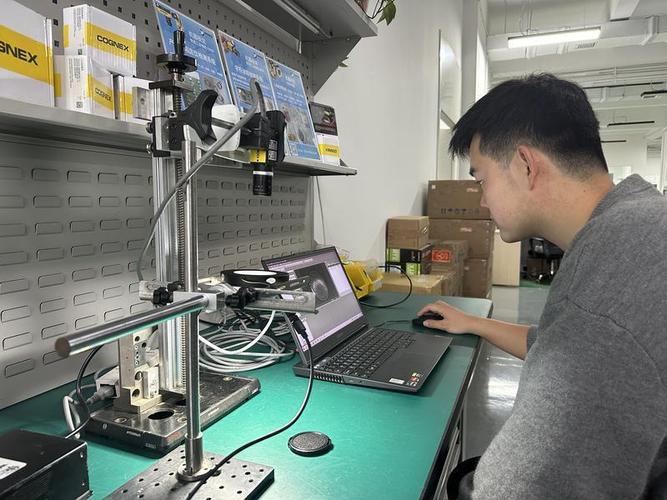 工厂质检员与算法工程师共同调试视觉检测设备