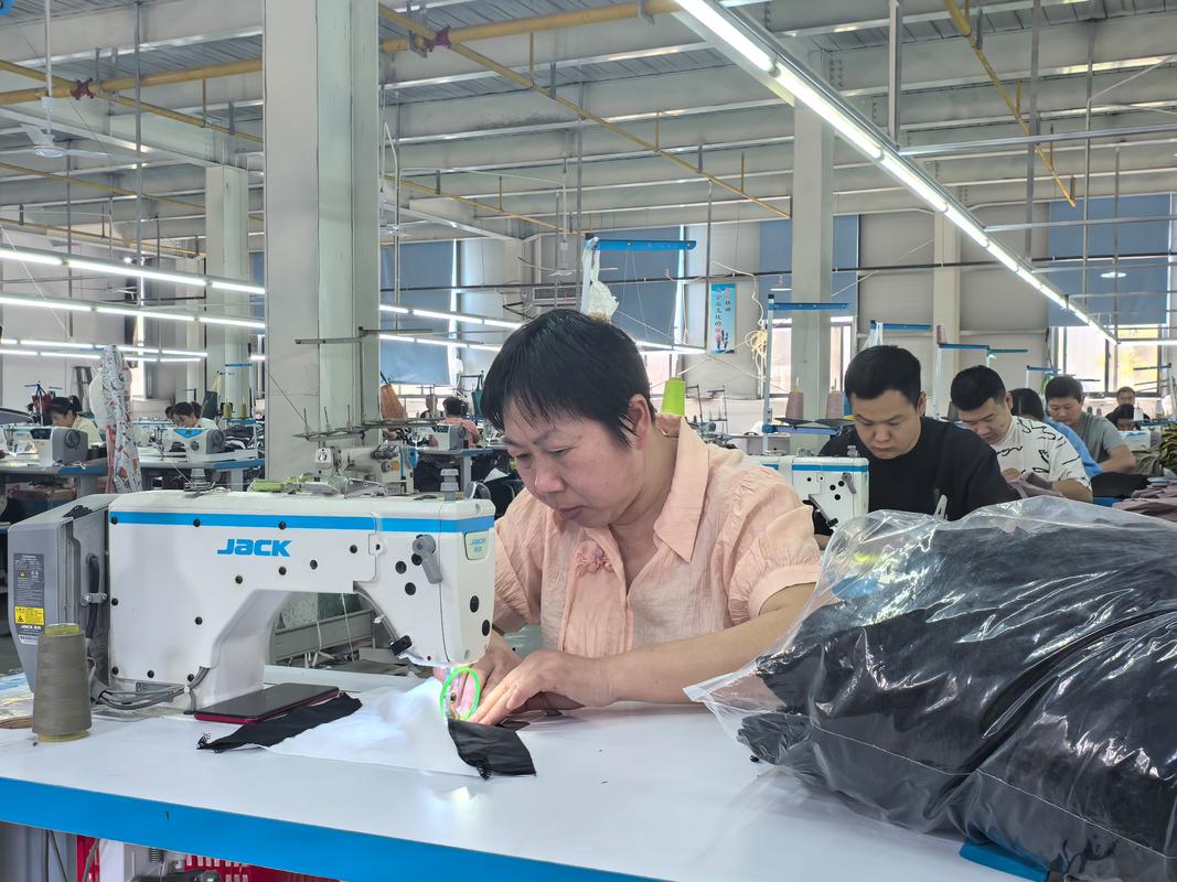 河南周口县城服装厂员工带孩子进厂照片