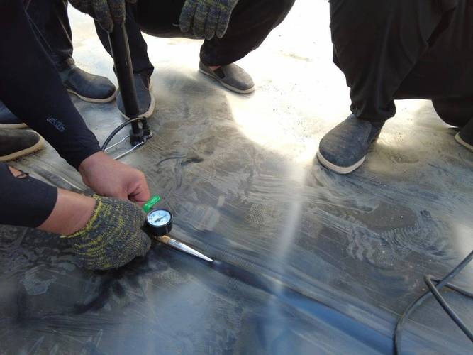 地下室塑料膜防潮验收测试现场