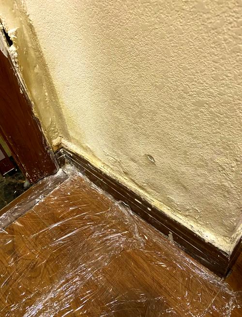 地下室墙面返碱处理施工场景图