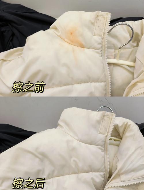 用湿毛巾擦拭羽绒被局部污渍的居家场景