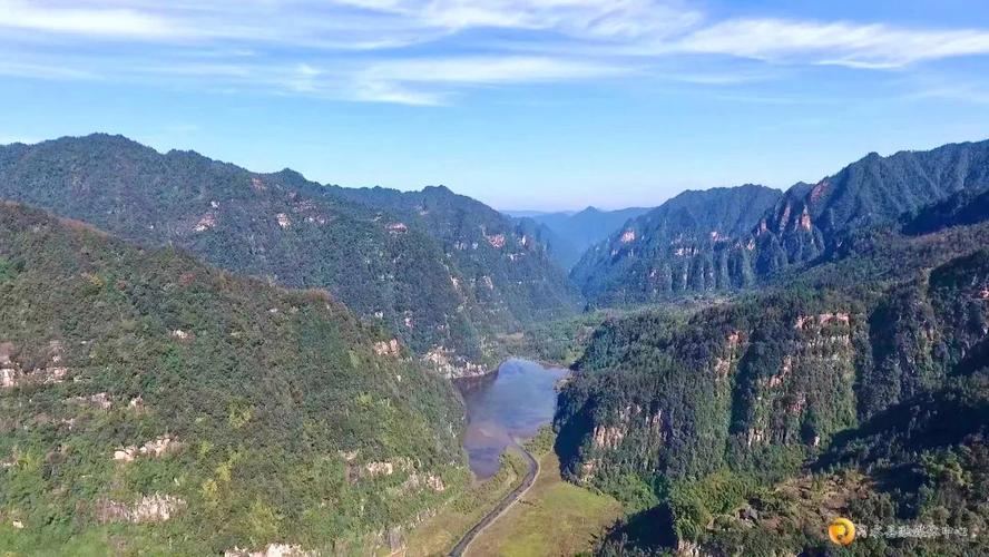湖北南漳天鹅池村中心天鹅池全景