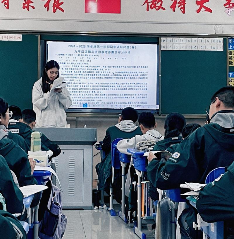 中小学教室学生低头沉默场景