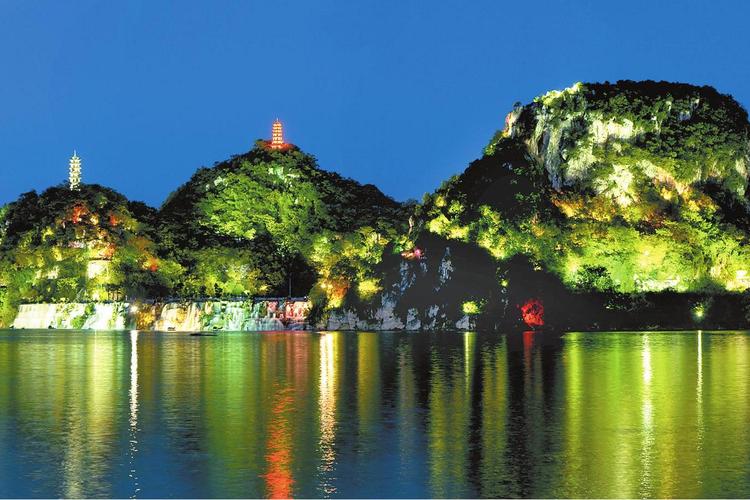 第五名：蟠龙山公园——双塔与江景的对称构图